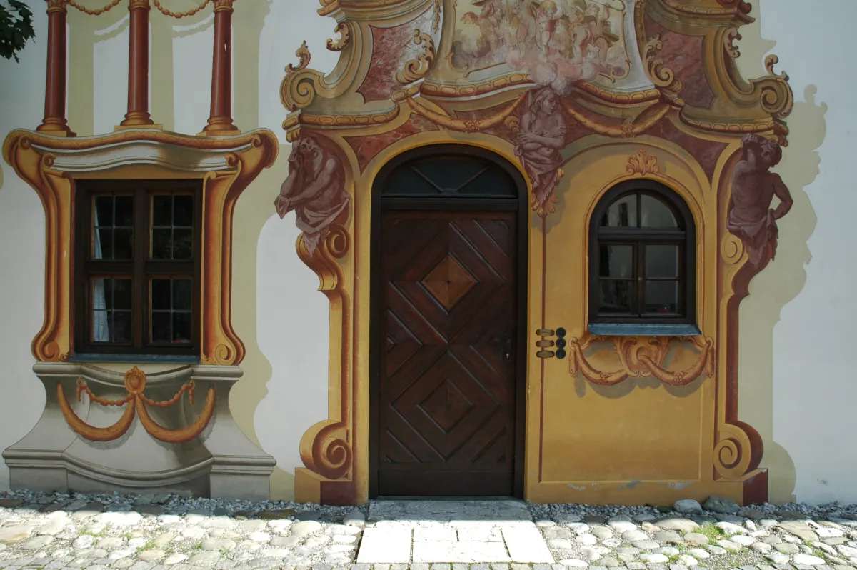 Lueftlmalerei mit gemalter Scheinarchitektur am Pilatushaus in Oberammergau